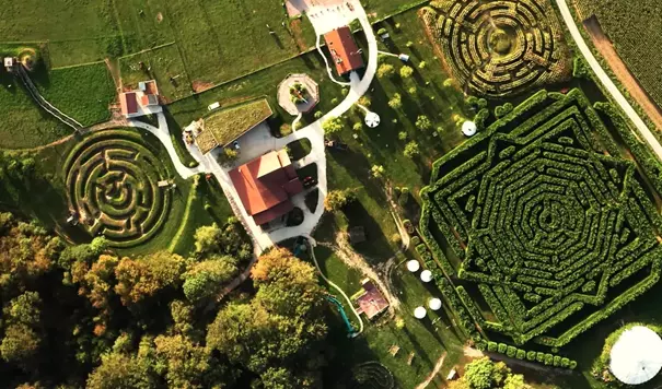 vu du ciel des labyrinthes de la ferme aventure