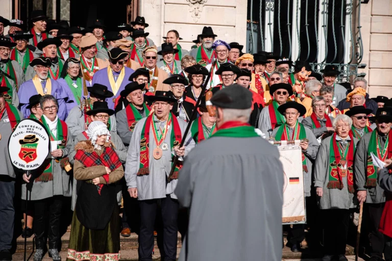 choristes pendant la foire aux andouilles du Val d'ajol