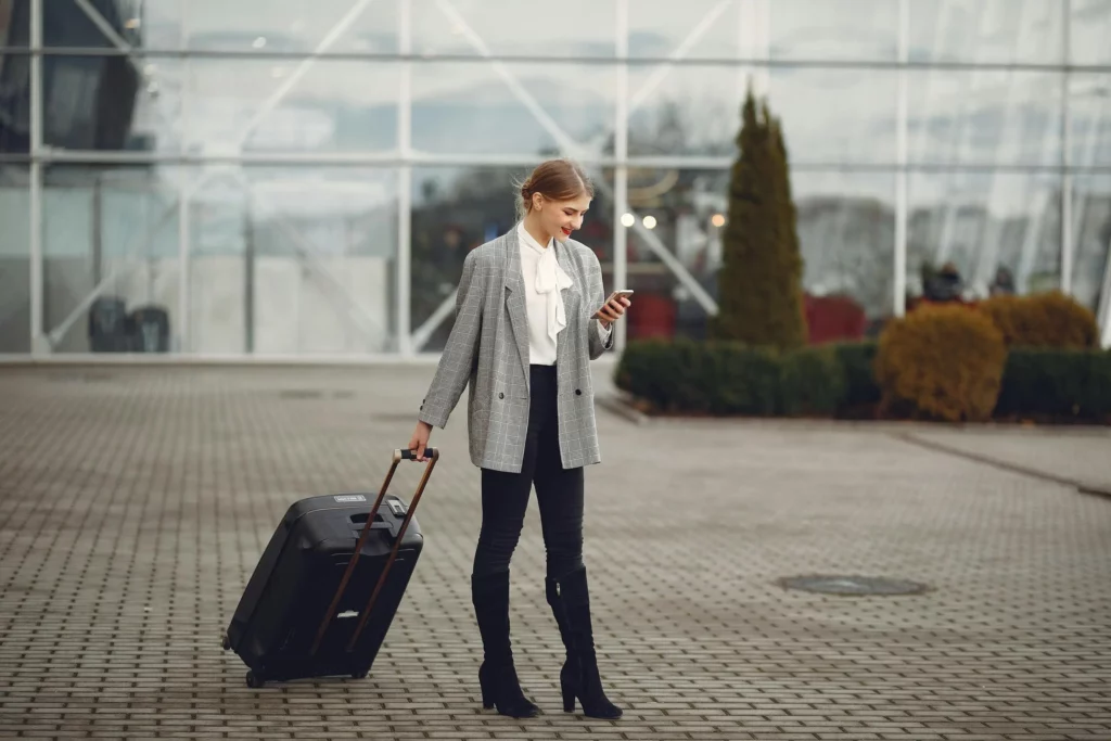 voyageuse avec son téléphone et sa valise