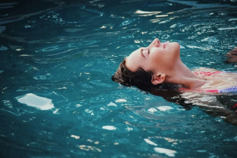 femme qui nage dans la piscine