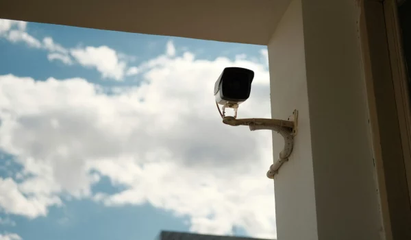 alex-_d9PkB-eHzI-unsplash-_1_-_1_ caméra qui signifie la surveillance : Services d'intendance résidence secondaire Vosges