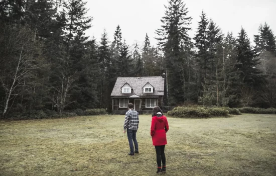 2 personnes devant une maison vosges