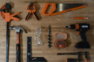pexels-tima-miroshnichenko-6790074-_1_-_1_ vu d'en haut de plusieurs outils de bricolage